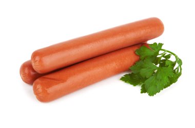 Beyaz arka planda maydanoz yapraklı taze sosisler.