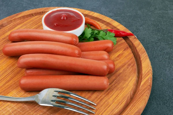 Embutidos Frankfurter Crudos Con Salsa Tomate Tabla Cortar — Foto de Stock