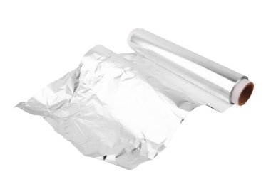 Beyaz arkaplanda izole edilmiş bir alüminyum folyo rulosu