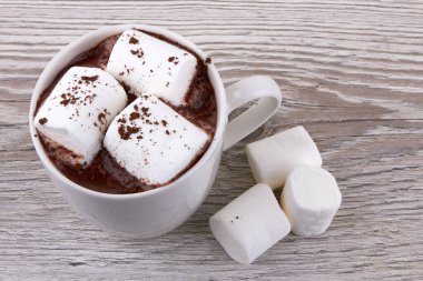 Tahta bir yüzeyde marşmelovlu kakao.