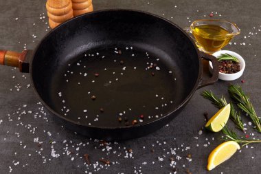 Baharatlı taş bir yüzeye boş tava