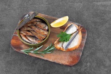 Taş bir yüzeye teneke kutu serper.