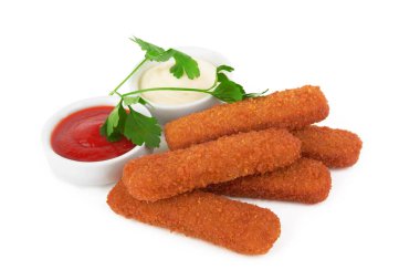 Beyaz arkaplanda izole edilmiş balık çubukları