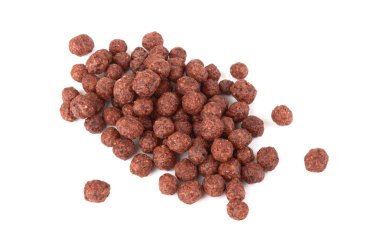 Beyaz arka planda izole edilmiş çikolata gevreği topları.