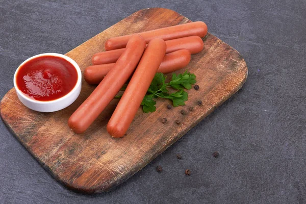 Embutidos Frankfurter Crudos Con Salsa Tomate Tabla Cortar — Foto de Stock