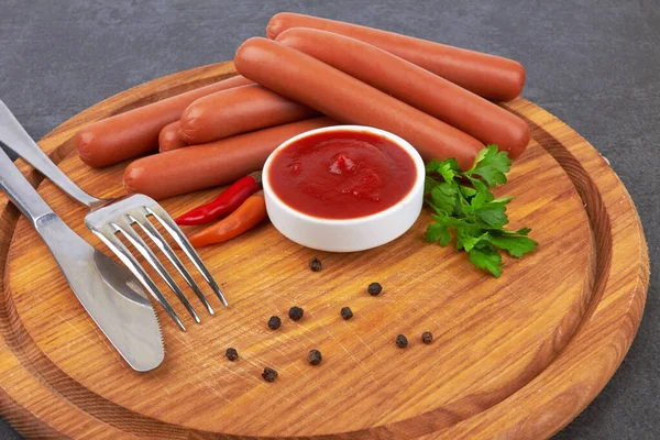 Embutidos Frankfurter Crudos Con Salsa Tomate Tabla Cortar — Foto de Stock