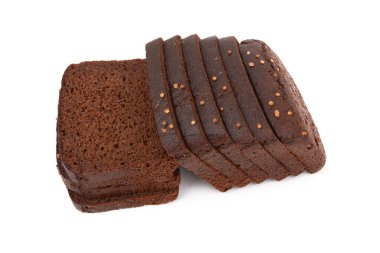 İzole edilmiş beyaz arka planda çavdar ekmeği dilimlenmiş.