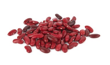 Kırmızı fasulyeler beyaz arkaplanda izole edilmiş.