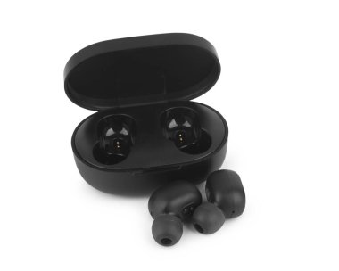 Beyaz arkaplanda izole edilmiş siyah kablosuz kulaklıklar