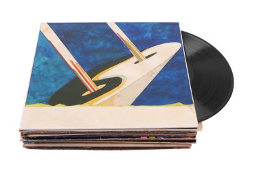 Beyaz arkaplanda izole edilmiş eski vinil plaklar yığını