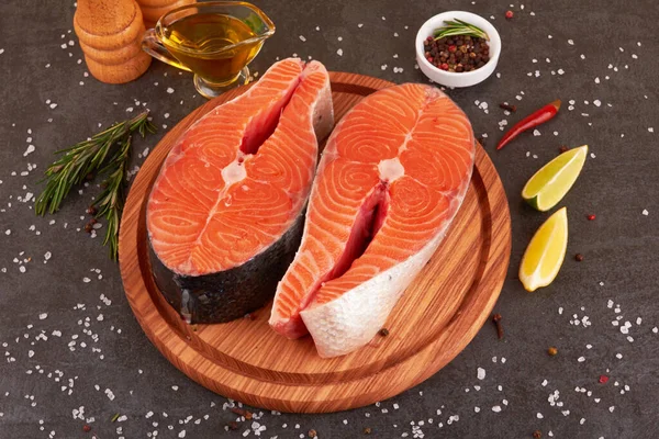 Siyah arka planda baharatlı somon bifteği.