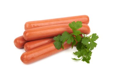 Beyaz arka planda maydanoz yapraklı taze sosisler.