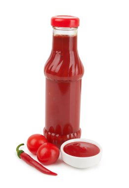 Beyaz arka planda izole edilmiş bir şişe domates sosu veya ketçap.