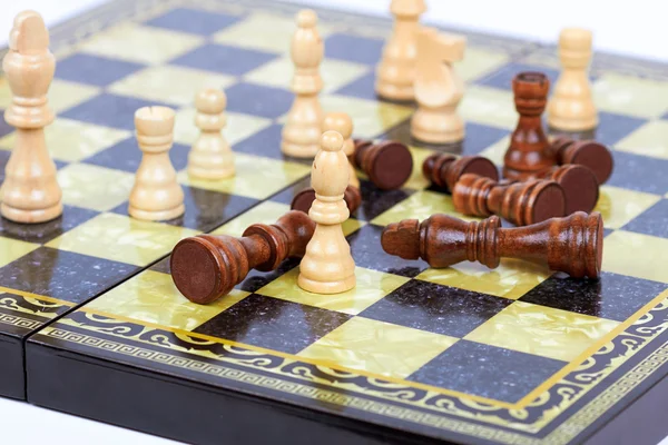 Tablero de ajedrez aislado sobre un blanco — Foto de Stock