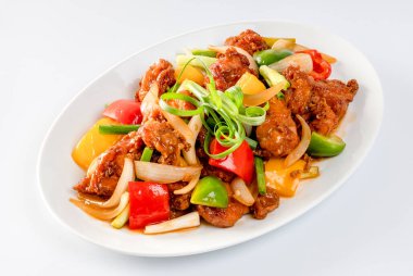 Kızarmış tavuk, beyaz arka planda tatlı ve ekşi