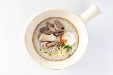 Beyaz arka planda Çin kil güveci domuz lapası.