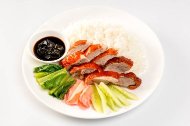 Beyaz bir zemin üzerinde ızgara ördek.