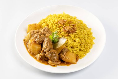 Beyaz arka planda Biryani soslu sığır eti Curry.