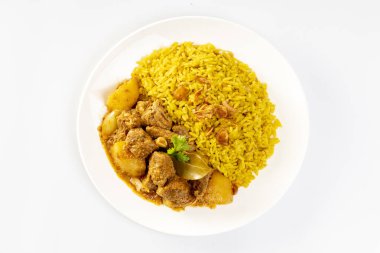 Beyaz arka planda Biryani soslu sığır eti Curry.