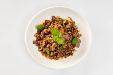 Kızarmış domuz salatası, baharatlı Kuzey Tayland usulü yemek, kızarmış domuz eti. 