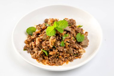 Kızarmış domuz salatası, baharatlı Kuzey Tayland usulü yemek, kızarmış domuz eti. 