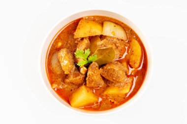 Beyaz arka planda sığır etli Massaman Curry