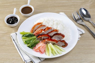 Ahşap masanın üstünde ızgara ördek.