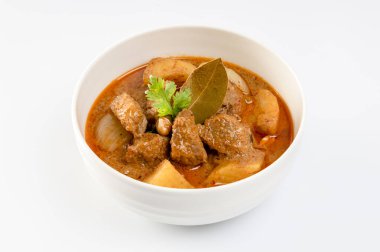 Beyaz arka planda sığır etli Massaman Curry