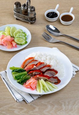 Ahşap masanın üstünde ızgara ördek.