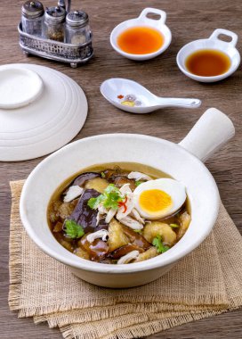 Lezzetli balık çorbası çömlek, Asya yemeği, Çin yemeği