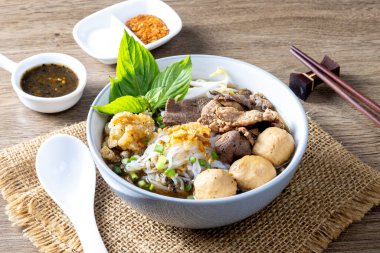 Tahta masadaki erişteler.