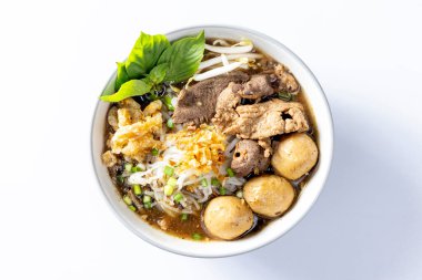 Beyaz arka planda kayıklı erişte.