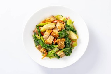 Kızarmış lahana ve beyaz tabakta istiridye soslu çıtır domuz.