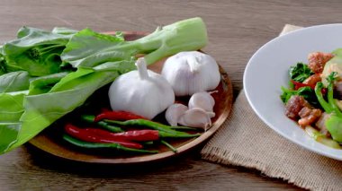 Beyaz tabakta istiridye soslu kızarmış lahana.