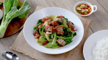 Beyaz tabakta istiridye soslu kızarmış lahana.