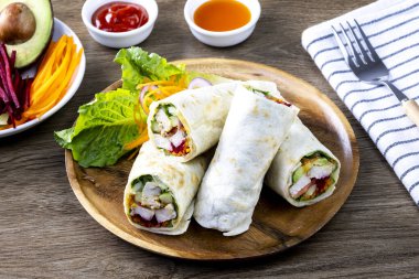 Bir glutensiz tortilla şal, lezzetli gıda sezar sos ve marul ile Tavuk göğsü