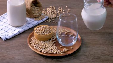  Bardakta soya sütü ve tahta masada soya fasulyesi..