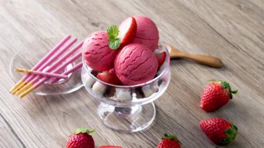 Çilekli lezzetli şerbet ve nane şekeri açık masada, yakın plan.