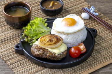 Loco Moco, geleneksel bir Hawaii yemeği olan teriyaki aromalı biftek köftesi ve pirinç yatağında kızarmış yumurta.