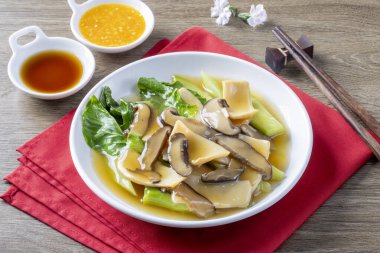 Tahta bir masada istiridye sosu..