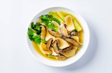 Beyaz arkaplanda deniz kulağı esmer sos..