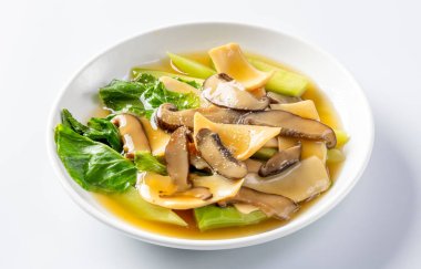 Beyaz arkaplanda deniz kulağı esmer sos..