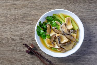 Tahta bir masada istiridye sosu..