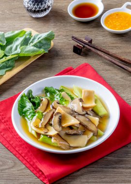 Tahta bir masada istiridye sosu..