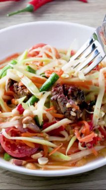 Somtum - Tayland baharatlı papaya salatası ve ringa balığı