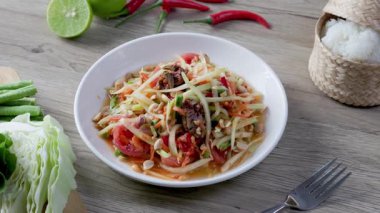 Somtum - Tayland baharatlı papaya salatası ve ringa balığı