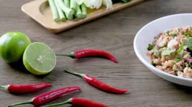 Tayland baharatlı domuz salatası ya da Isan Tayland usulü laab moo.