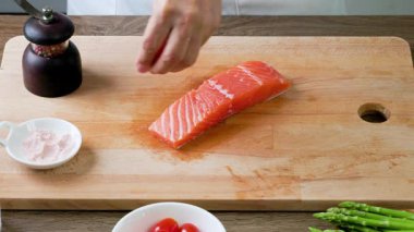 Somonu ikiye böl ve pişirmeden önce tuz ve biberle marine et..