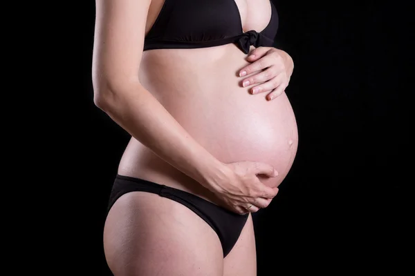 Siyah arka plan ile sevimli bir karın, yakın çekim