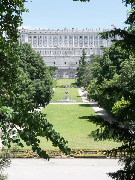 Royal Palace of Madrid, İspanya'nın çevresinde bahçeleri — Stok fotoğraf